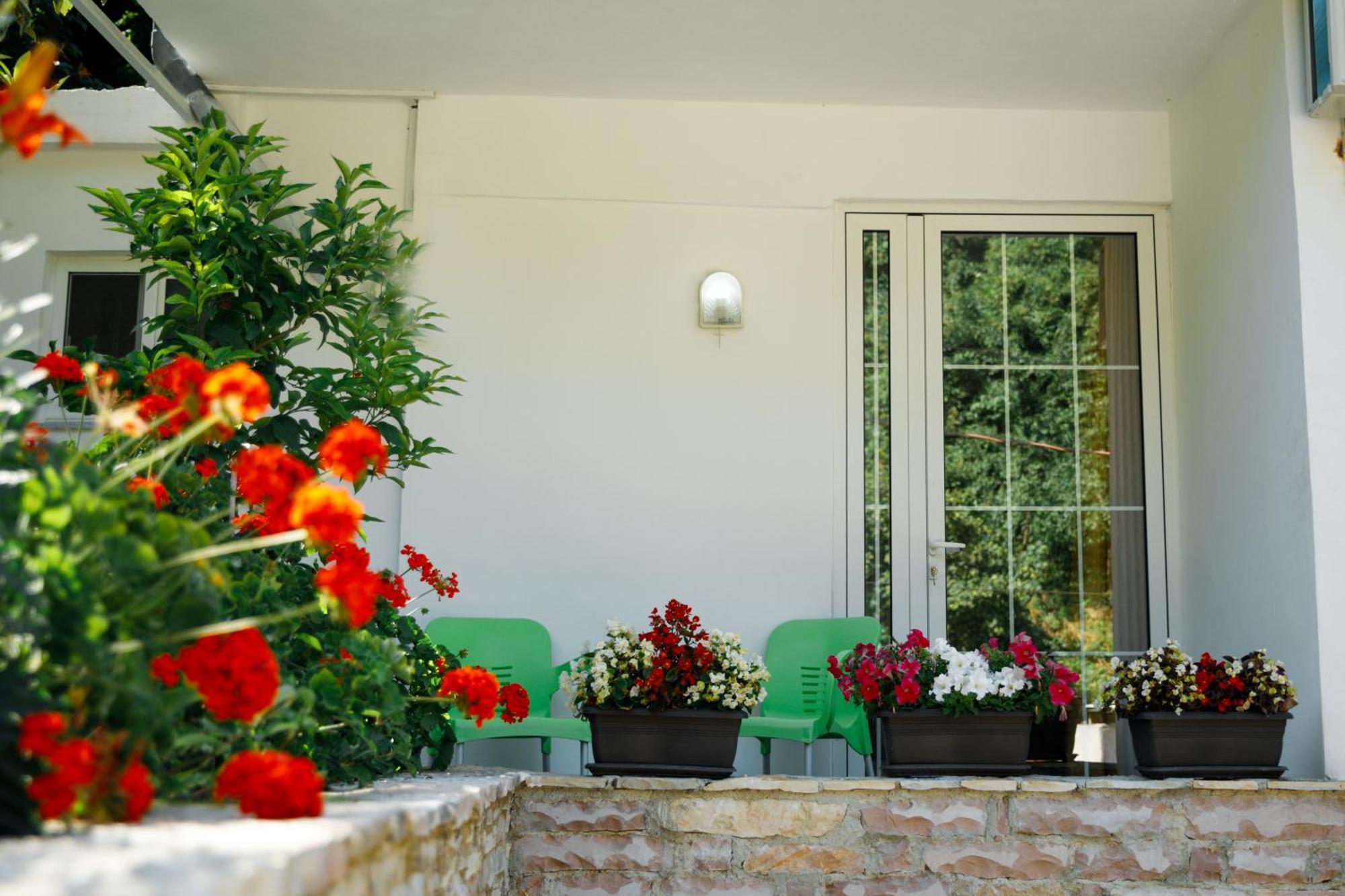 Latifi Guesthouse Gjirokaster Exterior photo