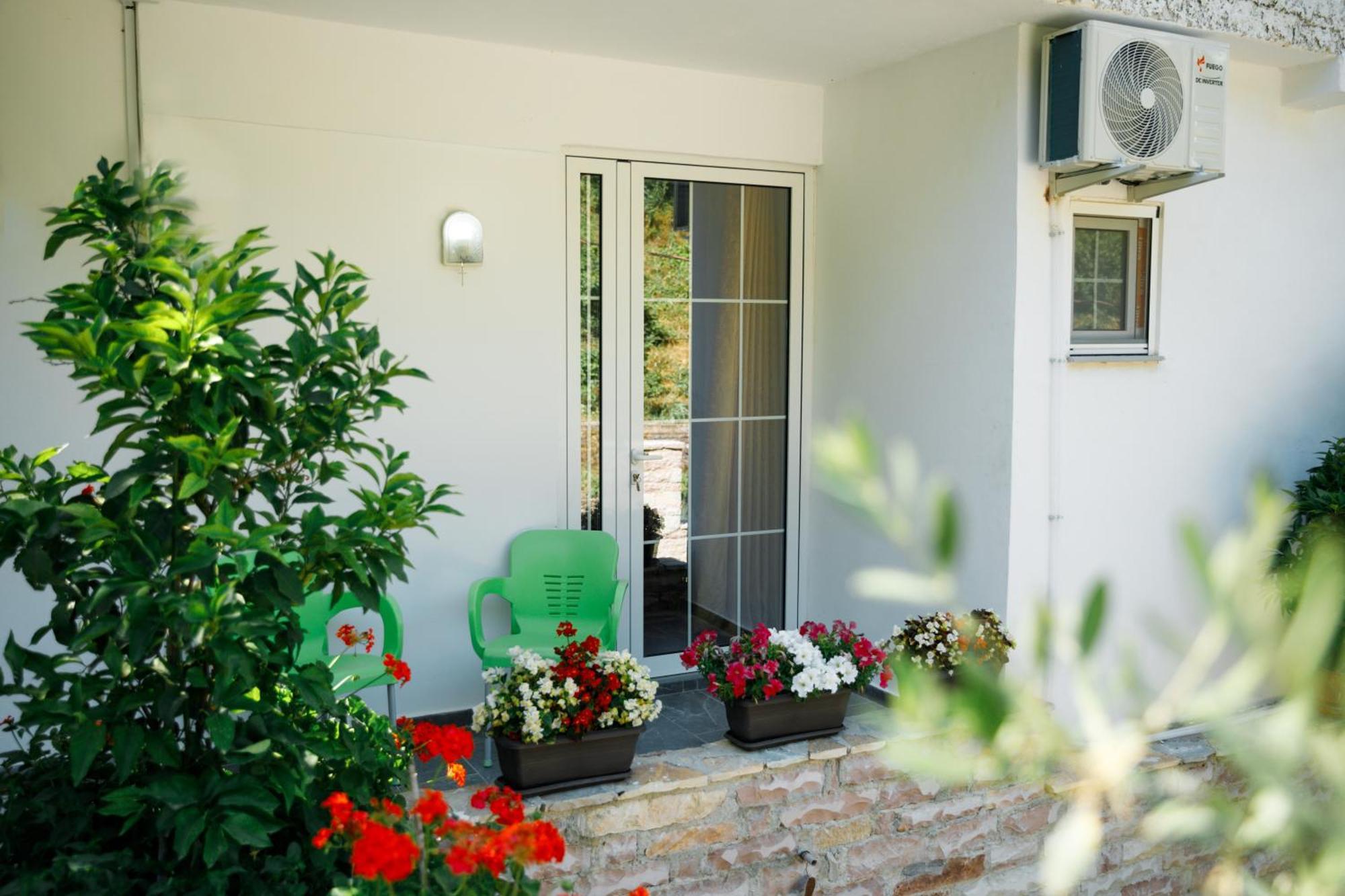 Latifi Guesthouse Gjirokaster Exterior photo