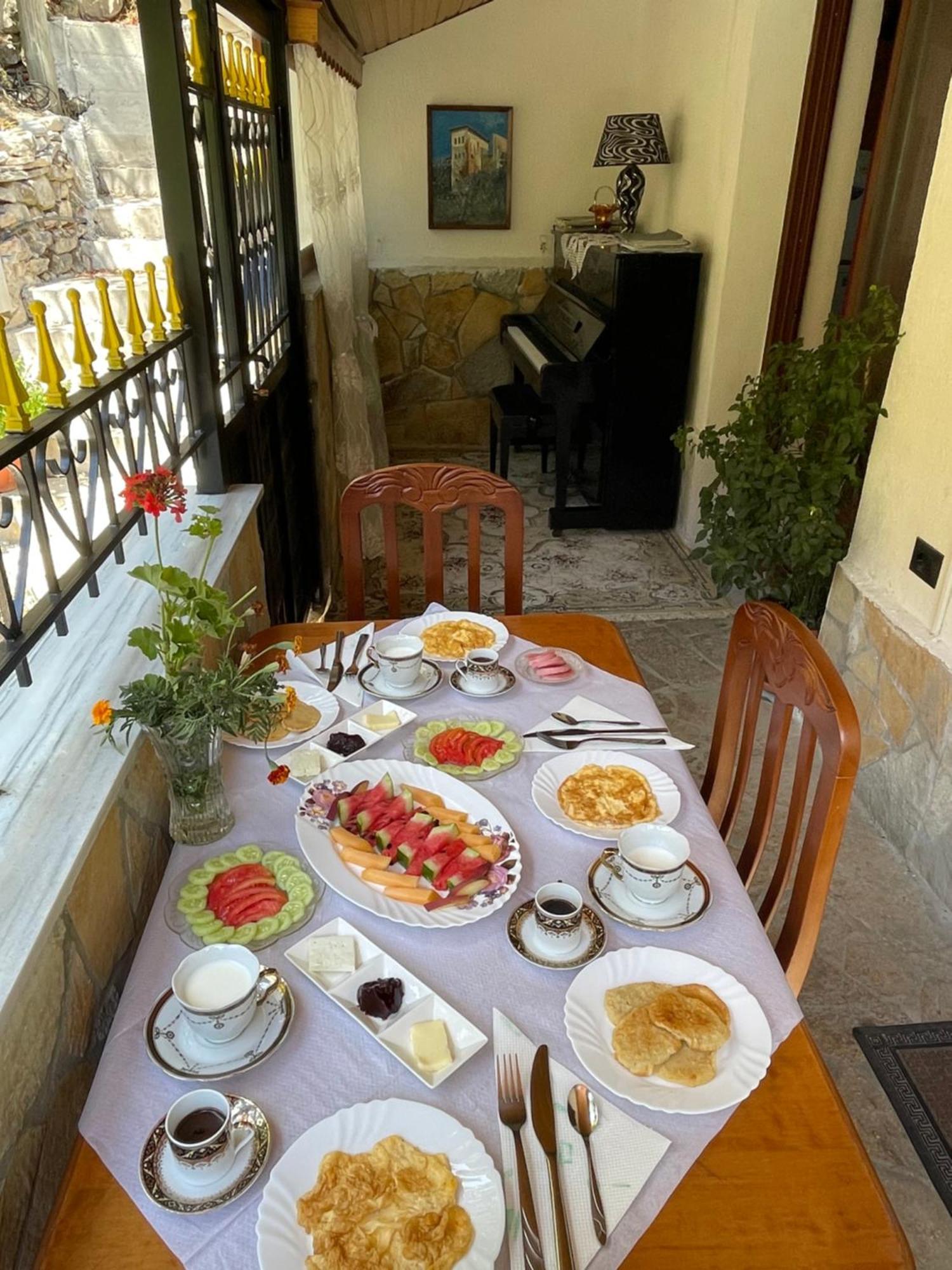 Latifi Guesthouse Gjirokaster Exterior photo