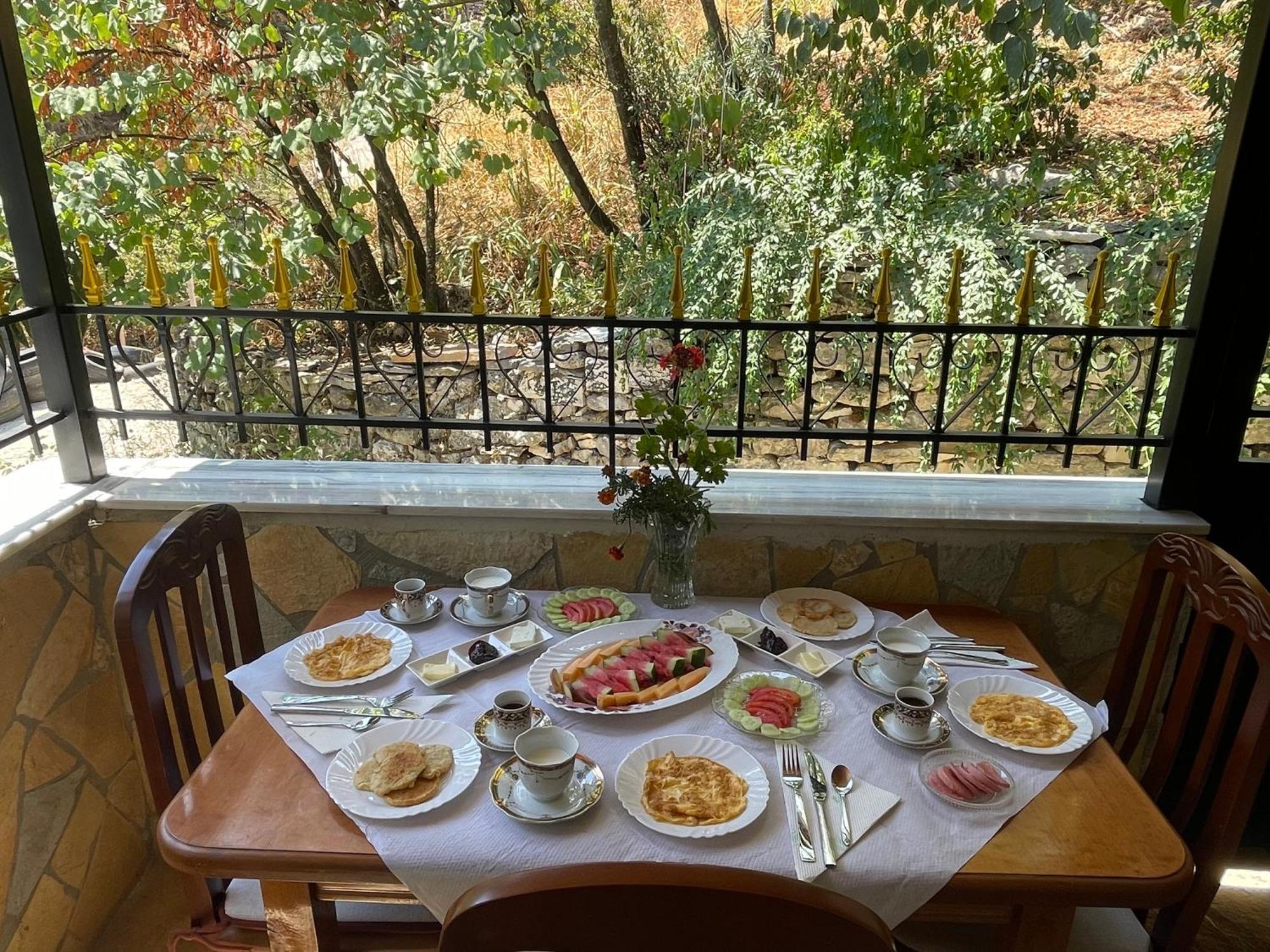 Latifi Guesthouse Gjirokaster Exterior photo